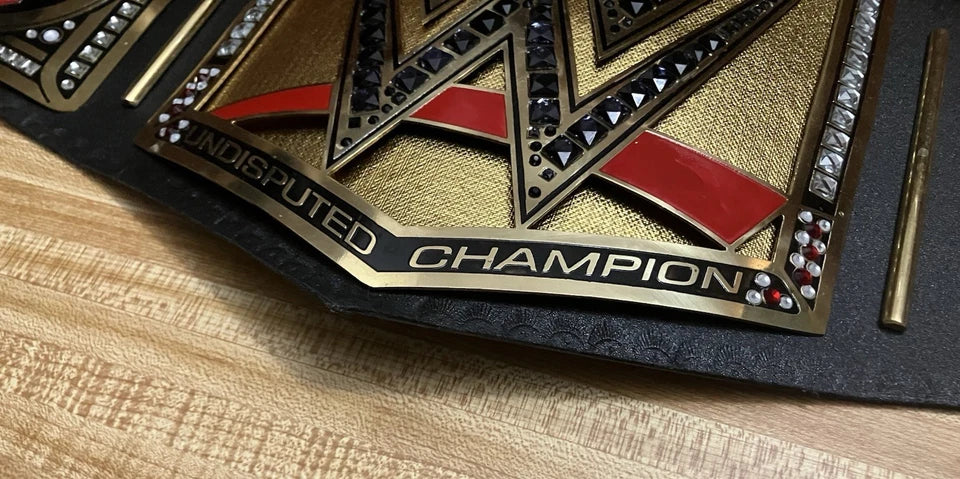 Von Cody Rhodes signierter WWE-Titelgürtel „Undisputed Championship“, Replika, mit Talent-Seitenplatten