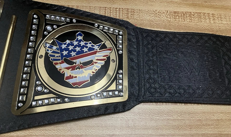 Von Cody Rhodes signierter WWE-Titelgürtel „Undisputed Championship“, Replika, mit Talent-Seitenplatten